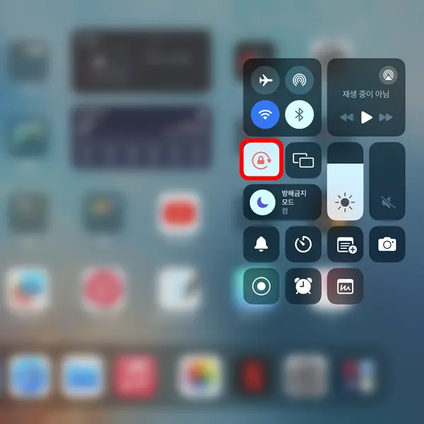 아이패드 제어센터 창에서 화면 잠금 버튼에 빨간 네모 표시된 모습