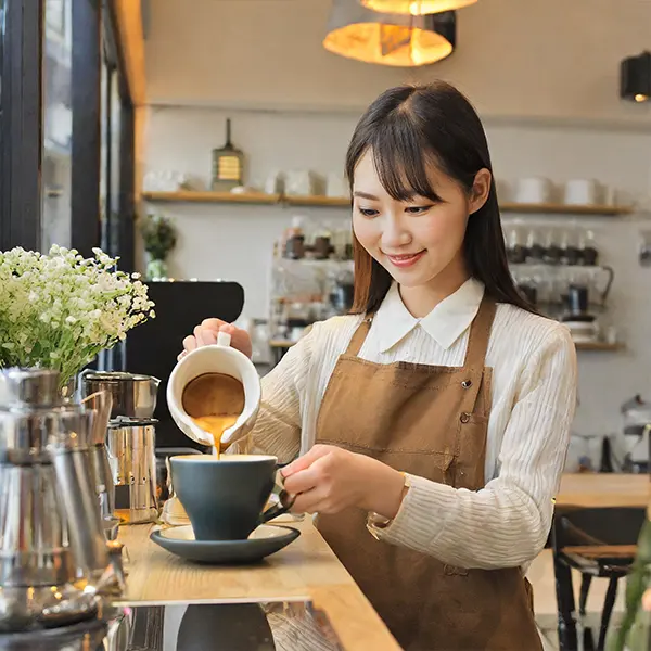 카페에서 아르바이트를 하고 있는 여성